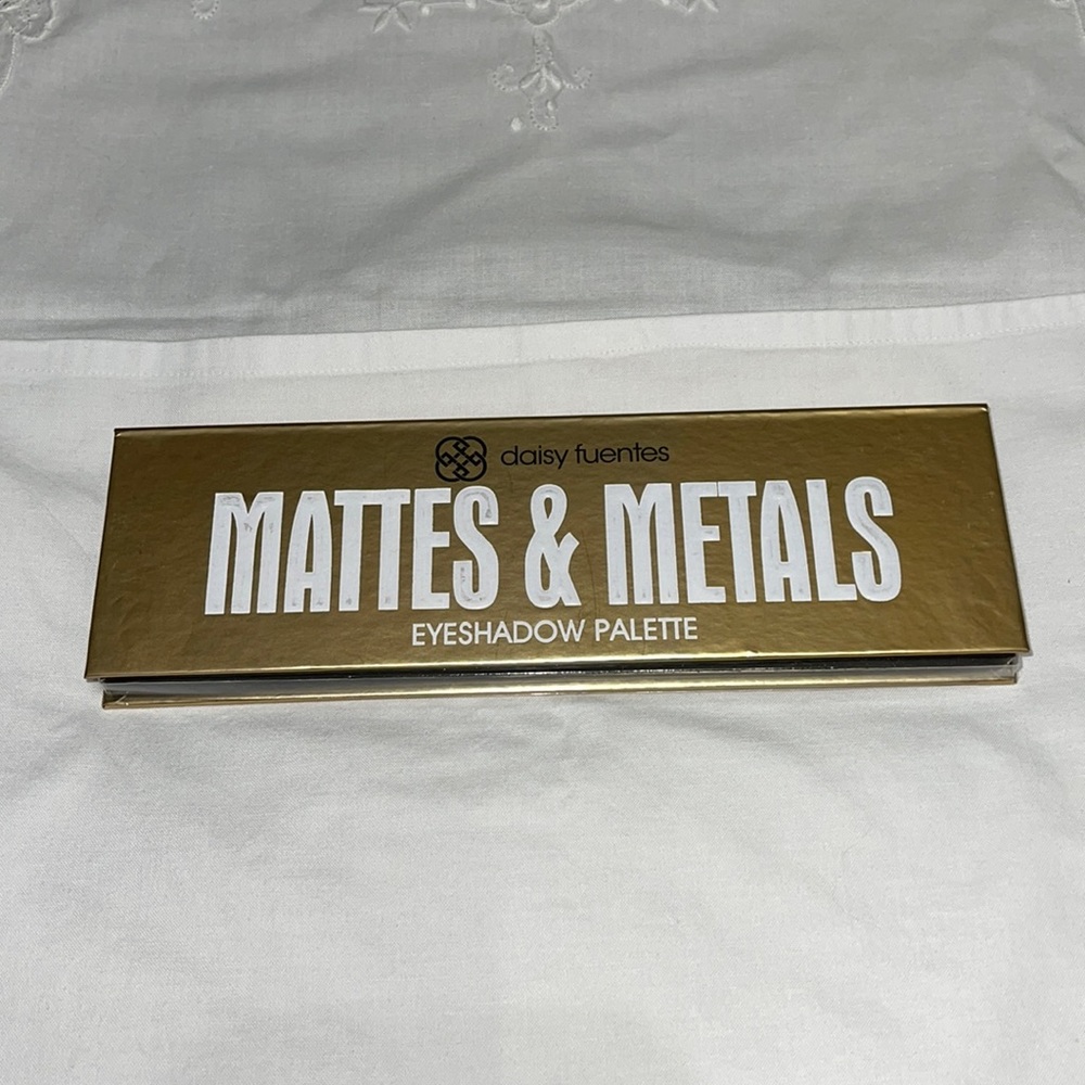 Daisy Fuentes eyeshadow palette Mattes & Metals